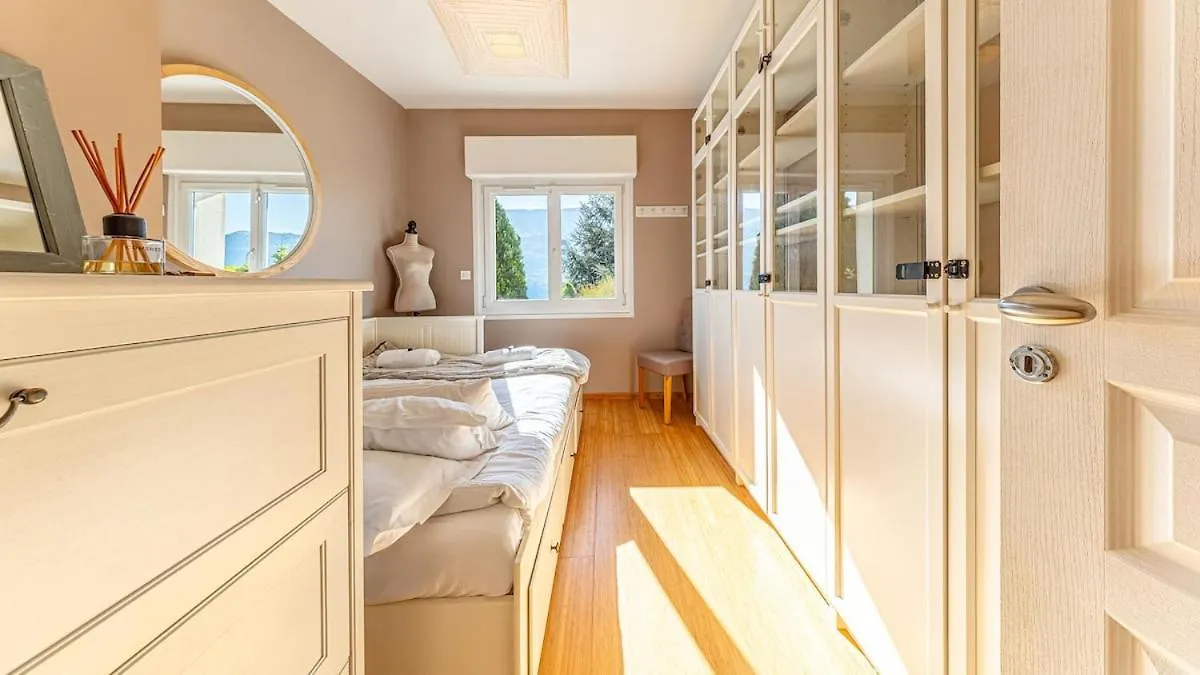 Lake House - Charming Lakeview Villa Tresserve