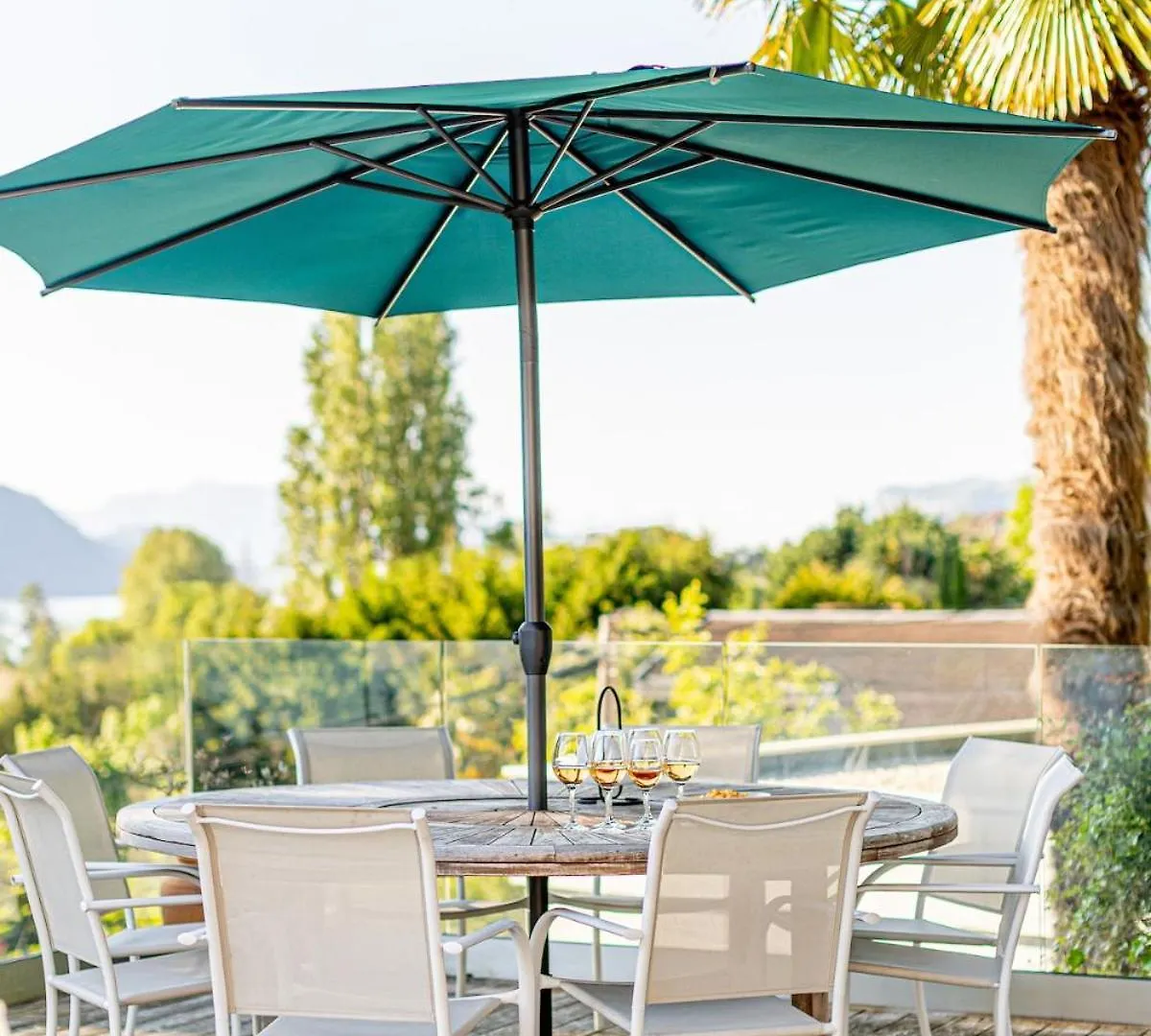 Lake House - Charming Lakeview Villa Tresserve